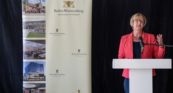 Finanzministerin Edith Sitzmann bei ihrer Ansprache während des Richtfestes / Foto: Britt Schilling