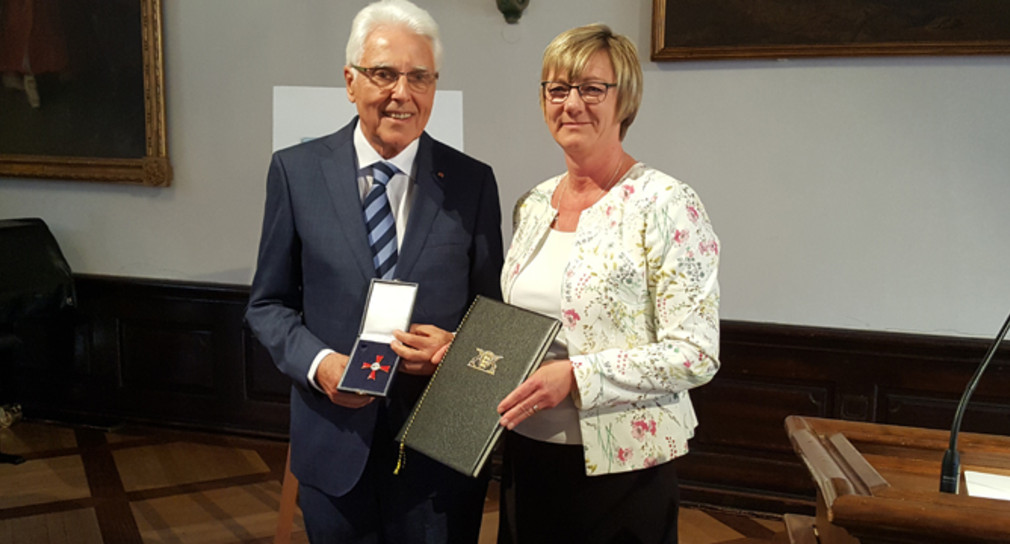 Finanzministerin Edith Sitzmann ehrt Hansjörg Seeh mit dem Bundesverdienstkreuz 1. Klasse