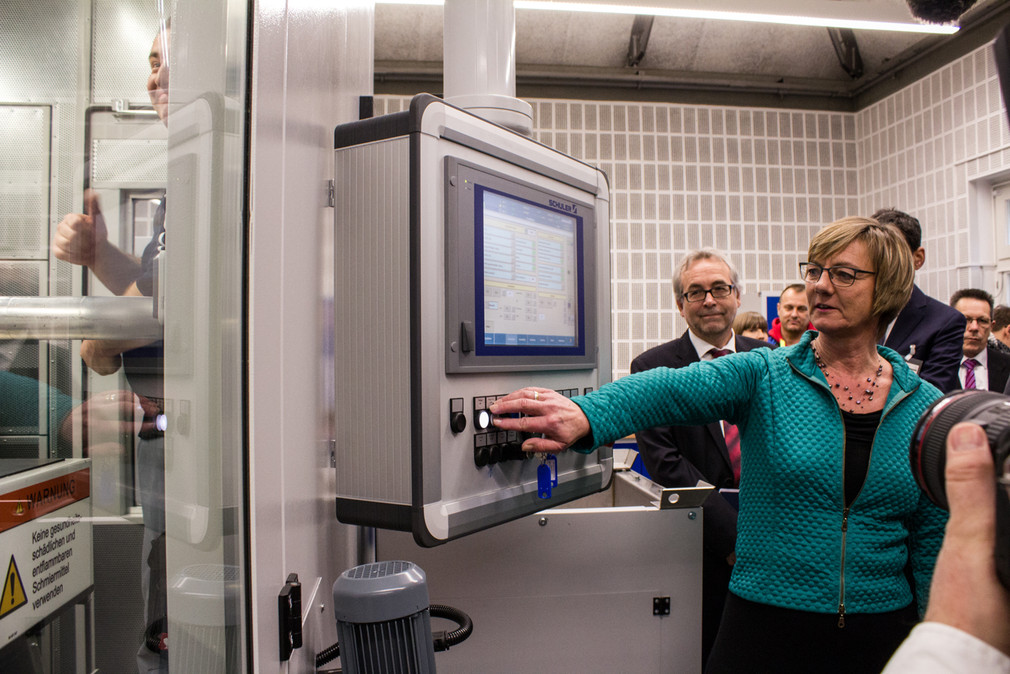  Finanzministerin Edith Sitzmann prägt die erste 5-Euro-Münze "Tropische Zone".