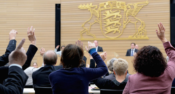 Abgeordnete bei einer Abstimmung im Plenarsaal / Foto: Landtag von Baden-Württemberg