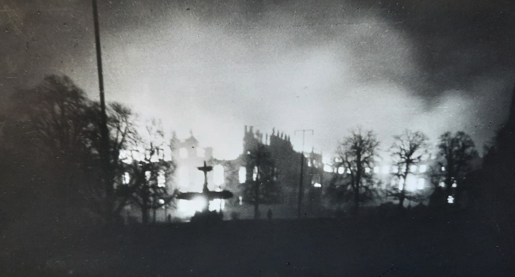 Brand des Schlosses mit Blick vom Schlossplatz auf den Gartenflügel/Ehrenhof, Aufnahme vom 2.3.1944 