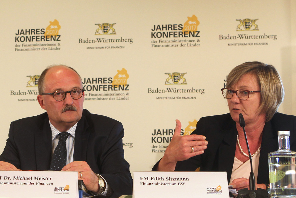 Baden-Württembergs Finanzministerin Edith Sitzmann und Dr. Michael Meister, Parlamentarischer Staatssekretär beim Bundesminister der Finanzen, bei der Pressekonferenz der FMK 2017.