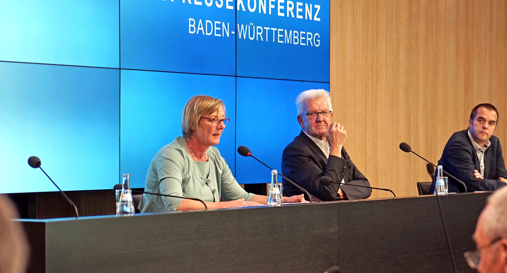 Finanzministerin Edith Sitzmann und Ministerpräsident Winfried Kretschmann bei der Regierungspressekonferenz