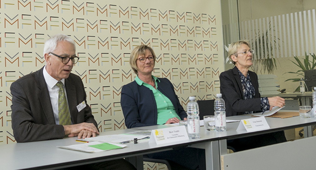 Finanzministerin Edith Sitzmann stellt das Finanzamt Offenburg als „Finanzamt der Zukunft“ vor.