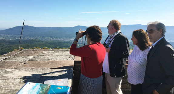 Finanzstaatssekretärin Gisela Splett bestaunt den Ausblick auf der Burg Alt Eberstein. Foto: Finanzministerium