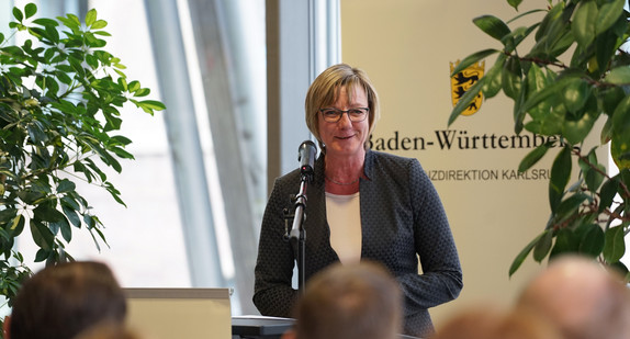 Finanzministerin Sitzmann spricht im Rahmen der Vereidigungsfeier zu den Anwärterinnen und Anwärtern des gehobenen Dienstes der Steuerverwaltung.