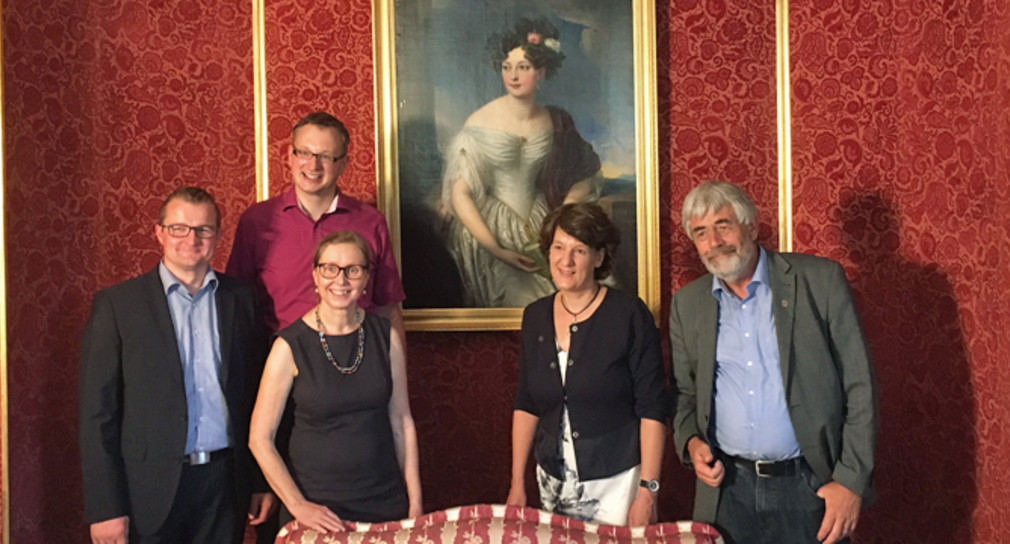 Finanzstaatssekretärin Gisela Splett stellt das neue Gemälde in Schloss Kirchheim vor