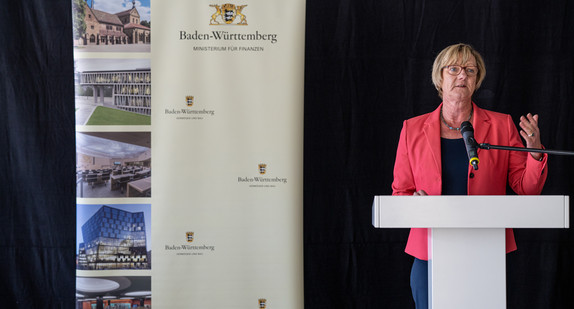 Finanzministerin Edith Sitzmann bei ihrer Ansprache während des Richtfestes / Foto: Britt Schilling