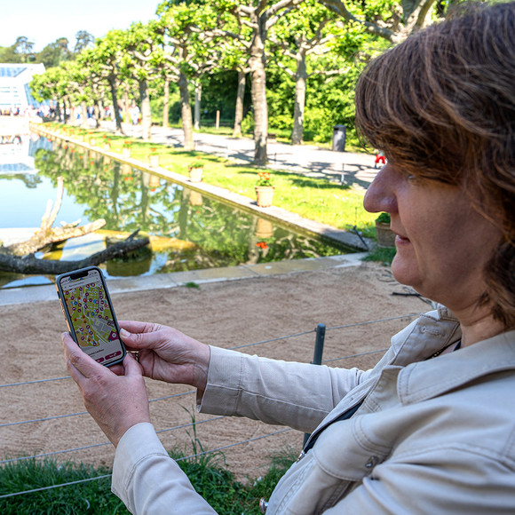 Staatssekretärin Frau Splett mit der neuen Wilhelma App