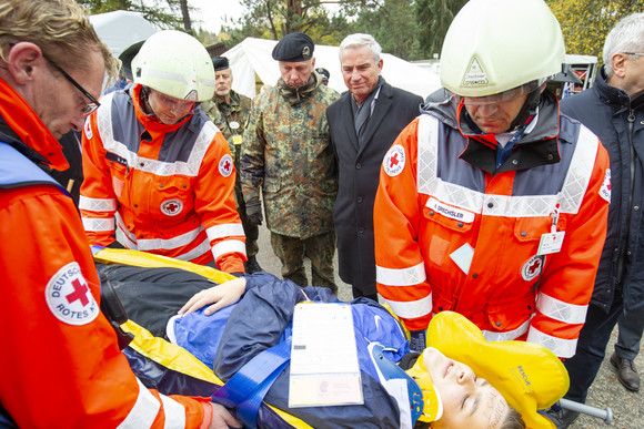 Sicherheit BWTEX 2019 Brigadegeneral Andreas Henne und Innenminister Thomas Strobl besuchen die Verletztensammelstelle.