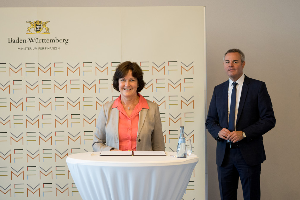 Margret Mergen, Oberbürgermeisterin der Stadt Baden-Baden (links) und Tobias Wald MdL / Foto: Ministerium für Finanzen Baden-Württemberg
