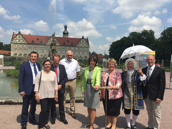 Der Herkulesbrunnen im Schlossgarten Weikersheim sprudelt wieder: Gisela Splett, Staatssekretärin im Finanzministerium, nahm den barocken Brunnen gemeinsam mit Marion Caspers-Merk, Geschäftsführerin der Staatlichen Toto-Lotto GmbH und weiteren Gästen am 22. Juli 2016 in Betrieb.