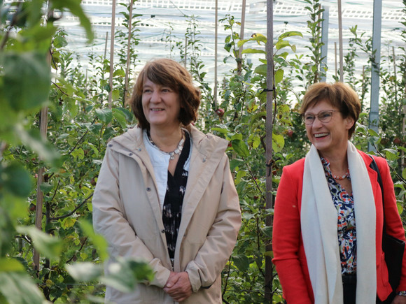 Übergabe Agri PV LTZ Augustenberg mit Finanzstaatssekretärin Gisela Splett und  Staatssekretärin Sabine Kurtz aus dem Ministerium für Ernährung, Ländlichen Raum und Verbraucherschutz