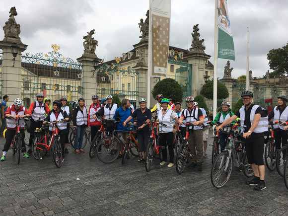 Schlösser und Gärten Radtour mit Gisela Splett und dem ADFC Gruppenbild kurz vor der Abfahrt am Residenzschloss Ludwigsburg.