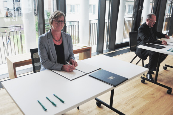 Kulturliegenschaften Vertragsunterzeichnung ehemaliges Augustinerchorherrenstift Finanzministerin Edith Sitzmann mit Generalvikar Dr. Axel Mehlmann