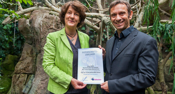 Wilhelma-Direktor Dr. Thomas Kölpin übergibt die Patenschaftsurkunde an Staatssekretärin Gisela Splett.