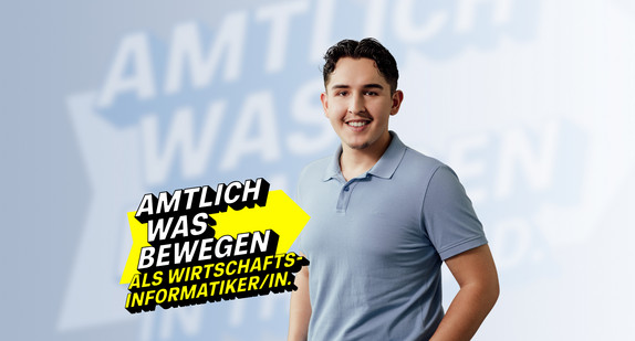 Lächelnder junger Mann im Poloshirt im Vordergrund, steht für die Arbeit als Wirtschaftsinformatiker.