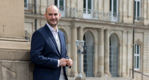 Finanzminister Dr. Danyal Bayaz vor seinem Amtssitz, dem Neuen Schloss in Stuttgart