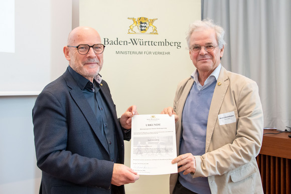 Fussverkehr 1.000 Zebrastreifen für Baden-Württemberg Winfried Hermann überreicht die Urkunde dem stellvertretenden Oberbürgermeister Martin Himmelheber der Stadt Schramberg