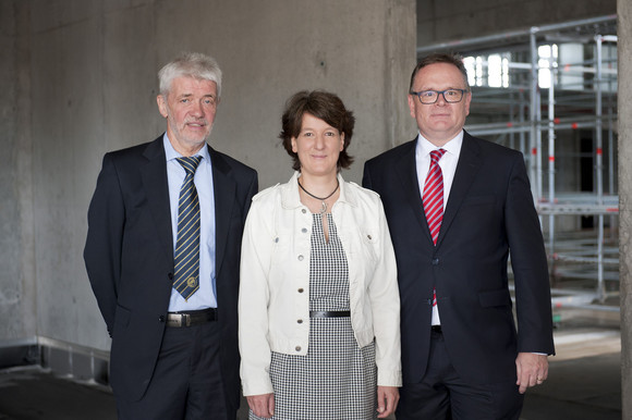 Vermögen und Hochbau Richtfest für das neue Oberlandesgericht Stuttgart in Stammheim Gruppenfoto beim Richtfest (v.l.n.r.): Präsident des Oberlandesgerichts Stuttgart Dr. Franz Steinle, Finanzstaatssekretärin Gisela Splett und Ministerialdirektor im Ministerium der Justiz und für Europa Elmar Steinbacher.