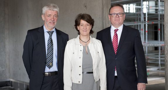 Gruppenfoto beim Richtfest (v.l.n.r.): Präsident des Oberlandesgerichts Stuttgart Dr. Franz Steinle, Finanzstaatssekretärin Gisela Splett und Ministerialdirektor im Ministerium der Justiz und für Europa Elmar Steinbacher.