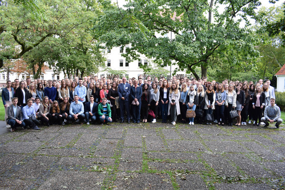 Ausbildung Vereidigungsfeier der Anwärterinnen und Anwärter Finanzministerin Edith Sitzmann begrüßt in Freiburg 168 Anwärterinnen und Anwärter des mittleren Dienstes zu ihrem Ausbildungsstart.