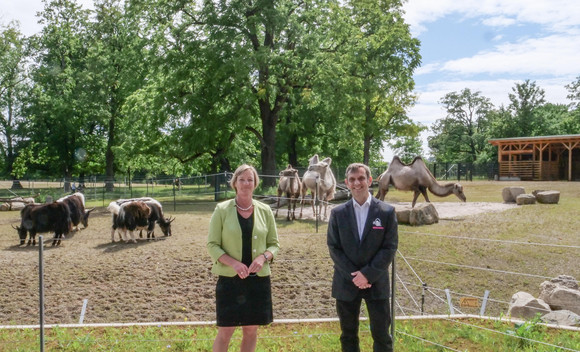 Finanzministerin Edith Sitzmann und Wilhelma-Direktor Dr. Thomas Kölpin vor der Asiatischen Huftieranlage.