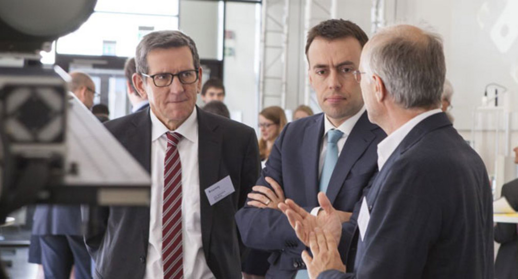 Industrie 4.0 Fraunhofer-Gesellschaft fördert Projekt zu Industrie 4.0 mit der Dualen Hochschule Lörrach Minister Dr. Nils Schmid und Prof. Reinhold R. Geilsdörfer, Präsident der DHBW, lassen sich beim Fraunhofer IAF aktuelle Forschungsprojekte erklären. (Foto: Fraunhofer IAF)