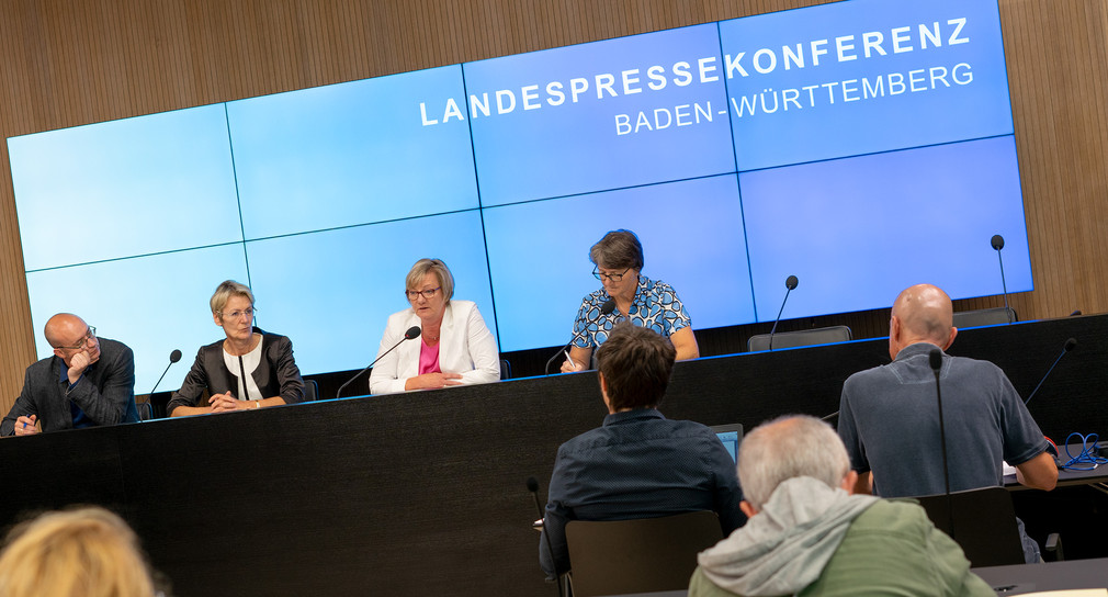 Finanzministerin Edith Sitzmann (3.v.l.) stellt gemeinsam mit Oberfinanzpräsidentin Andrea Heck (2.v.l.) bei einer Pressekonferenz die Bilanz der Steuerverwaltung für das Jahr 2018 vor.