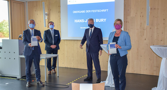 Von links nach rechts: Innenminister und Stellvertretender Ministerpräsident von Baden-Württemberg, Thomas Strobl, der Leiter der Hochschule für Polizei, Präsident Martin Schatz, Hans-Jörn Bury, Rechtsanwalt sowie Justiziar und Lektor beim Fachverlag Richard Boorberg sowie Finanzministerin Edith Sitzmann / Foto: Wolfram Janzer, Stuttgart