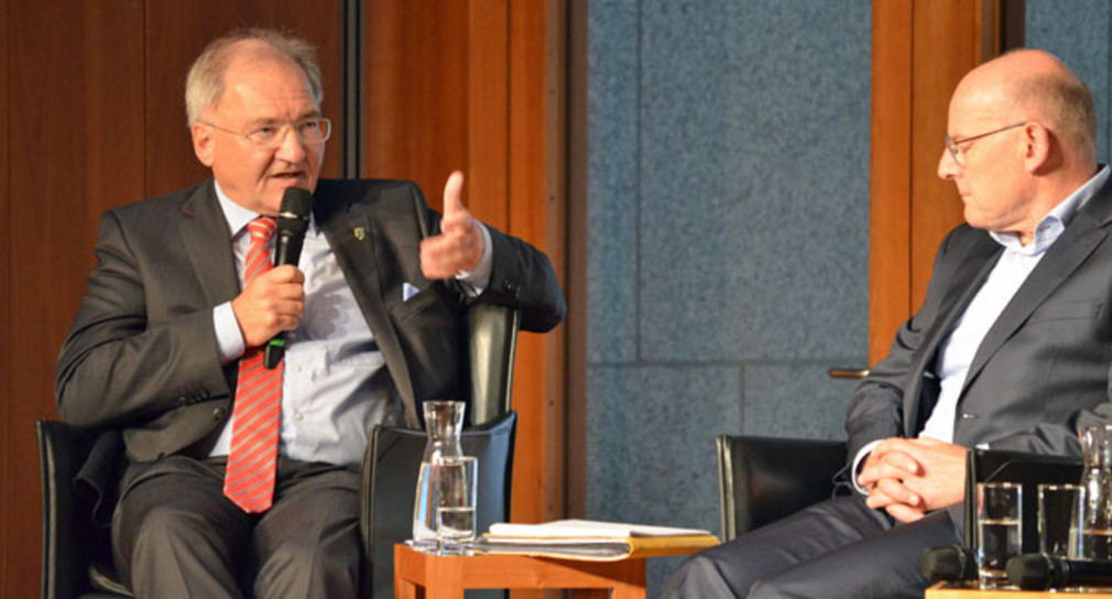 Fahrzeugindustrie Diskussion zum Thema „Vernetzte Mobilität - Autonomes Fahren“ Staatssekretär Peter Hofelich und Verkehrsminister Winfried Hermann