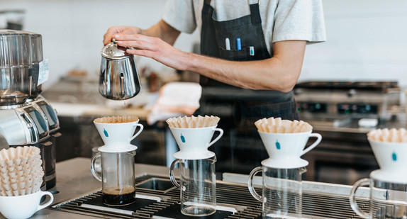 Ein Barista gießt Kaffee auf. / Foto: Tyler Nix, unsplash