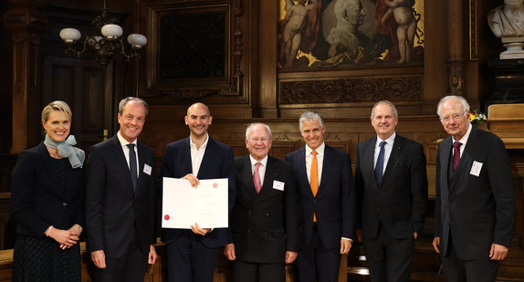 Gruppenbild im Anschluss an die Preisverleihung, von links nach rechts, Dr. Eva Oertel, Prof. Dr. Hanno Kube, Dr. Danyal Bayaz, Stifter Dr. Reiner Sahm, Prof. Dr. Ekkehart Reimer, Laudator Fritz Güntzler MdB, Prof. Paul Kirchhof