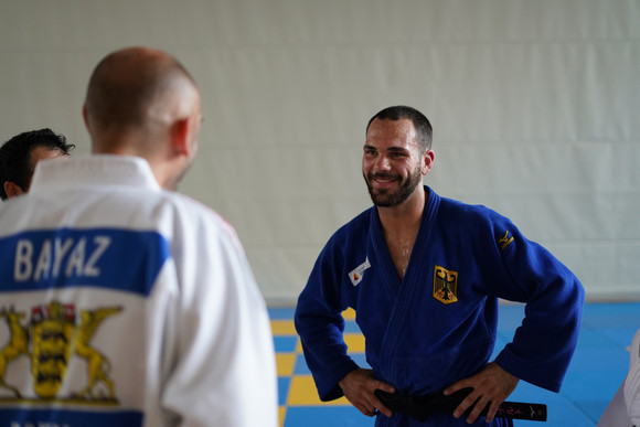 Bayaz mit einem Para-Judoka im Olympiastützpunkt Heidelberg