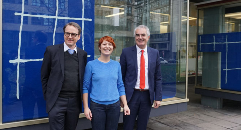 Kunst in den Vitrinen Neue Ausstellung „Zwischenlage“ vor dem Gebäude des Finanz- und Wirtschaftsministeriums an der Theodor-Heuss-Straße 4 Bei der Eröffnung der Ausstellung "Zwischenlage": Die Künstlerin Astrid Schindler mit Ministerialdirektor Guido Rebstock (rechts) und Bernd Georg Milla, Geschäftsführer der Kunststiftung Baden-Württemberg (links).