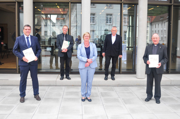 Kulturliegenschaften Vertragsunterzeichnung ehemaliges Augustinerchorherrenstift v.l.n.r.: Andreas Schmid, Bürgermeister der Gemeinde Öhningen, Stefan Hutterer, Pfarrer der Kirchengemeinde Höri, Finanzministerin Edith Sitzmann, Stiftungsratsvorsitzender Georg Sessler und Generalvikar Dr. Axel Mehlmann (Bild: Erzbistum Freiburg)
