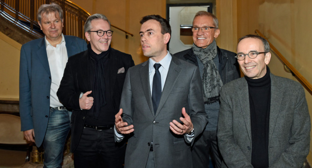 Vermögen und Bau Rundgang im Opernhaus Stuttgart Finanz- und Wirtschaftsminister Nils Schmid machte sich beim Rundgang durch das Opernhaus am 22. Januar 2016 gemeinsam mit dem Geschäftsführenden Intendanten Marc-Oliver Hendriks und dem Opernintendanten Jossi Wieler vor Ort ein Bild von den sanierungsbedürftigen Räumlichkeiten.