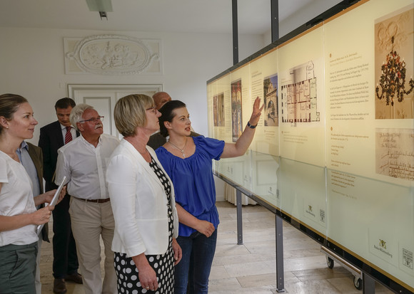 Schlösser und Gärten Sitzmann besucht Schloss Urach und Kloster Wiblingen Schlösserreise 2017 - Residenzschloss Bad Urach. Im Bild: Dr. Patricia Peschel (blaue Bluse) führt Finanzministerin Edith Sitzmann durch das Schloss.