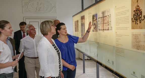 Schlösserreise 2017 - Residenzschloss Bad Urach. Im Bild: Dr. Patricia Peschel (blaue Bluse) führt Finanzministerin Edith Sitzmann durch das Schloss.