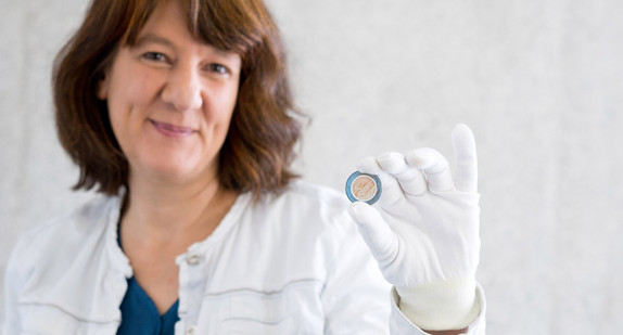 Gisela Splett mit neuer Münze