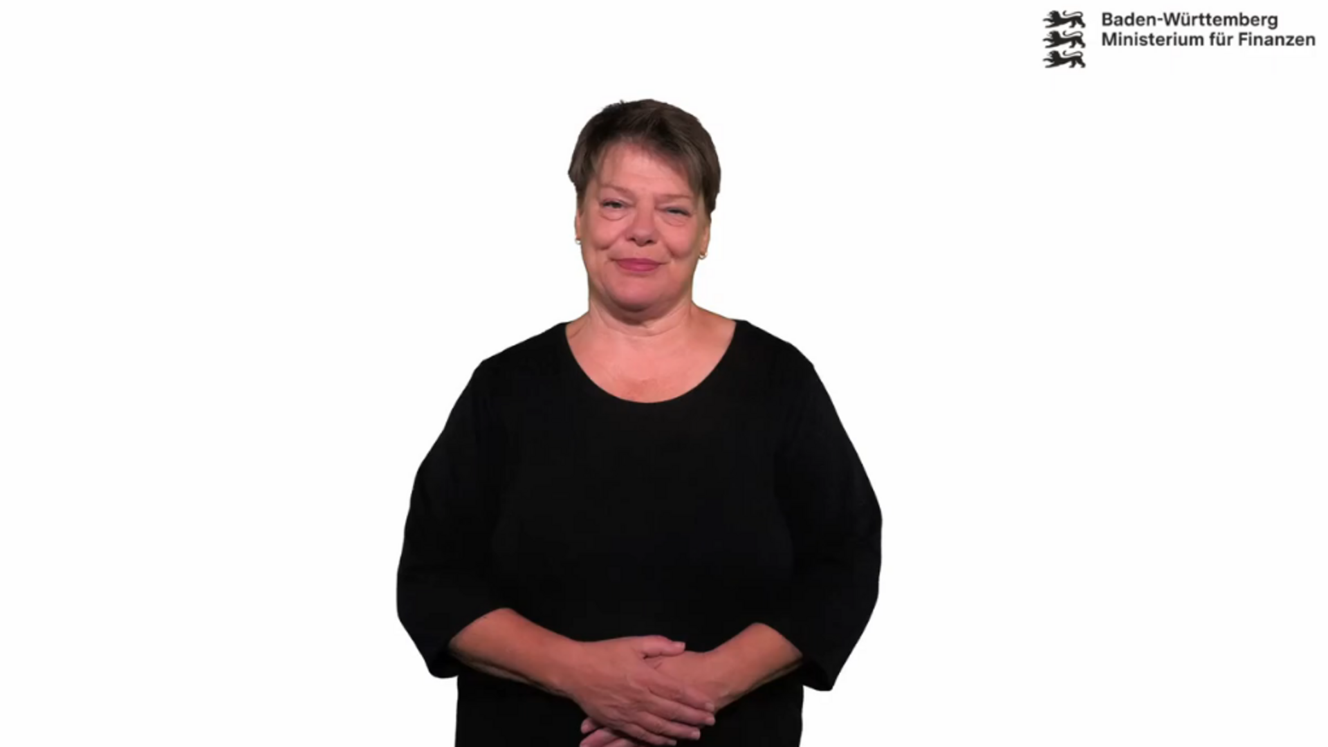 Person vor weißem Hintergrund in einem Video in Deutscher Gebärdensprache. Oben rechts ist das Logo des Ministeriums für Finanzen Baden-Württemberg eingeblendet.