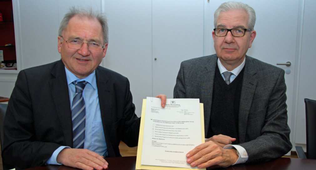 Städtebauförderung 2,5 Millionen Euro für die städtebauliche Erneuerung in Heilbronn Staatssekretär Peter Hofelich übergibt einen Förderbescheid an den Ersten Bürgermeister Martin Diepgen (Foto: Stadt Heilbronn)