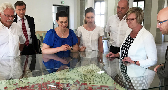 Finanzministerin Edith Sitzmann (2.v.r.) im Schloss Urach. Foto: Finanzministerium