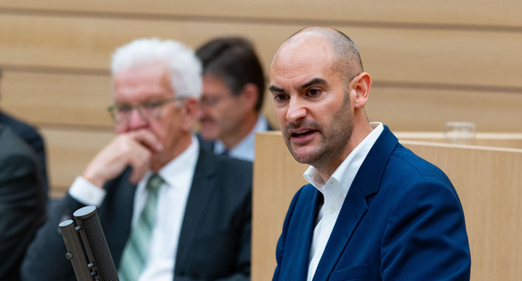 Finanzminister Danyal Bayaz hält im Landtag die Einbringungsrede