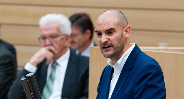 Finanzminister Danyal Bayaz hält im Landtag die Einbringungsrede