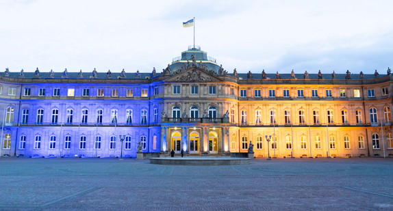 Neues Schloss Stuttgart Beleuchtung in Ukraine-Farben