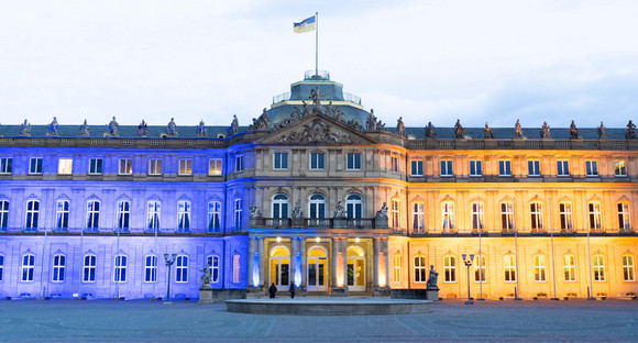 Neues Schloss Stuttgart Beleuchtung in Ukraine-Farben