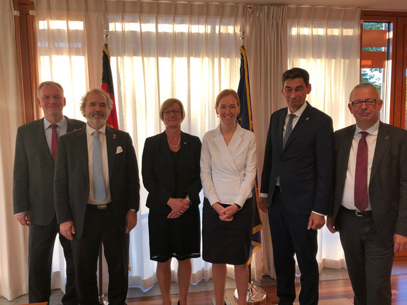 Delegationsreise Informationsreise in die USA und Kanada Gruppenbild in der Deutschen Botschaft in Washington D.C.