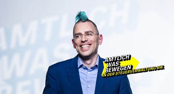 Mann mit blauem Haar repräsentiert Vielfalt in der Steuerverwaltung BW.