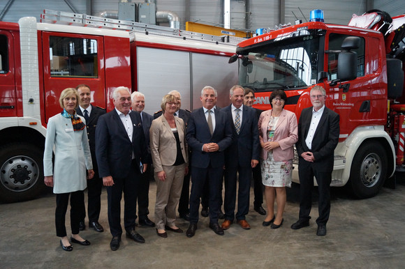 Hochbau Neubauten der Landesfeuerwehrschule Bruchsal Finanzministerin Sitzmann (5. v.l.) bei der Übergabe der Landesfeuerwehrschule in Bruchsal.